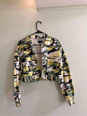 New Look Cropped Camo Utility Jacket in Yellow and Green